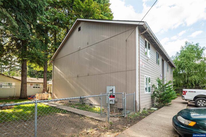 Property Photo: 131-137 37th Av SE OR 97317