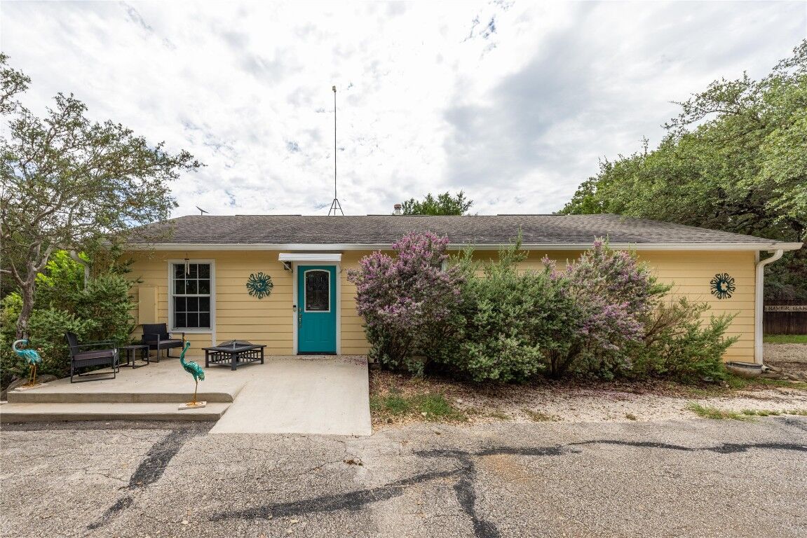 Property Photo:  