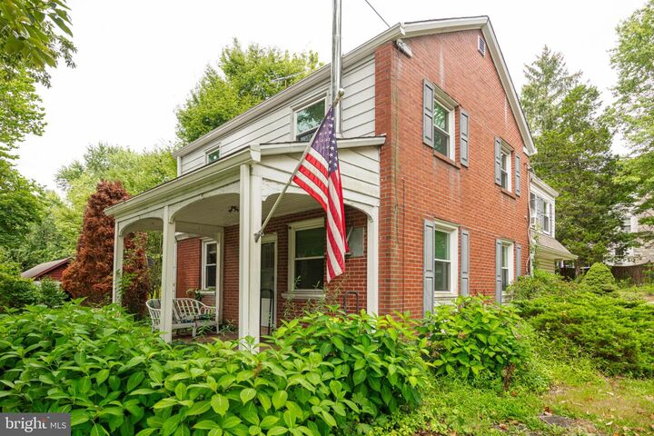 Property Photo:  