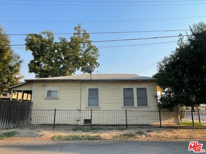 Property Photo:  1608 E St  CA 93301 
