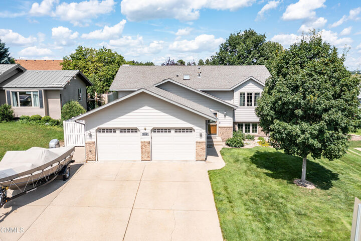 Property Photo:  2216 Jackson Avenue  ND 58501 