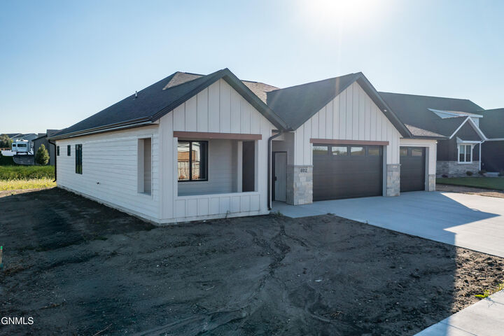 Property Photo:  402 Flint Drive  ND 58503 