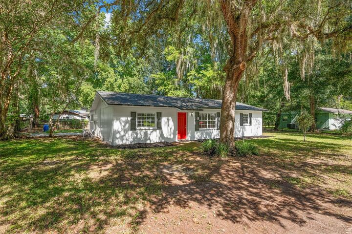 Property Photo: 2100 SE 50th Street FL 32641
