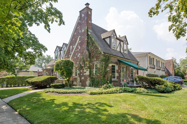 Property Photo: 6656 N Sauganash Avenue IL 60712