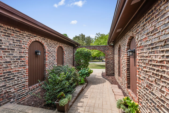 Property Photo:  923 S Stonehedge Lane  IL 60067 