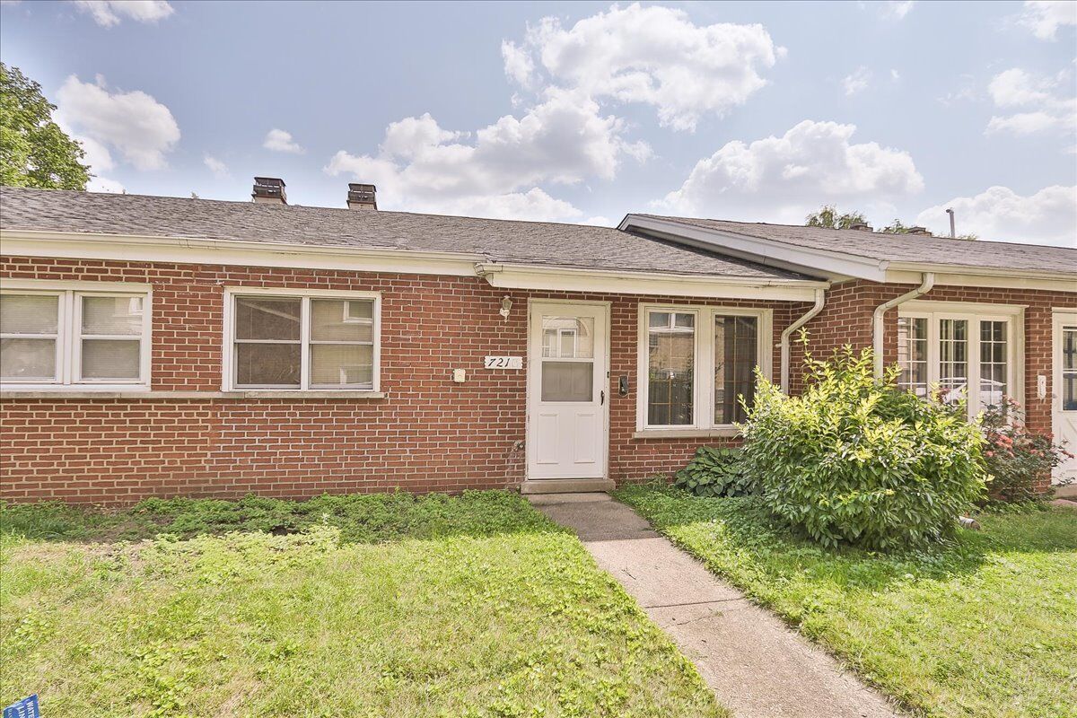 Property Photo:  721 Dulles Road B  IL 60016 