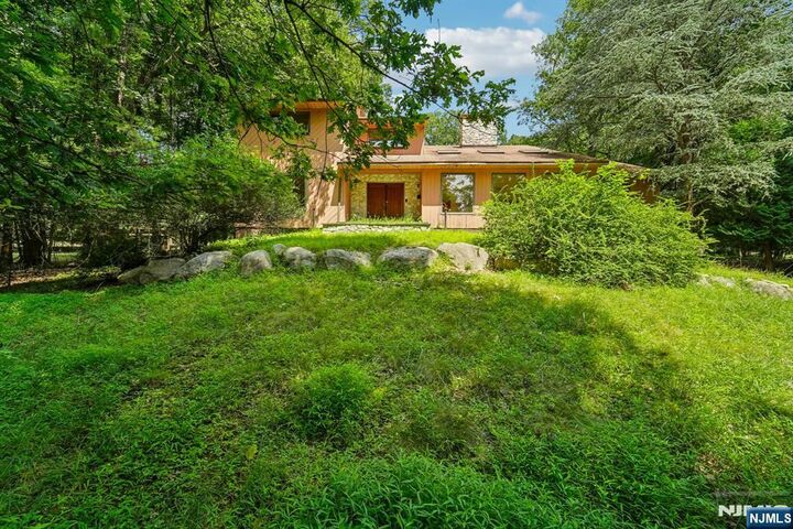 Property Photo:  724 Tall Oaks Court  NJ 07417 