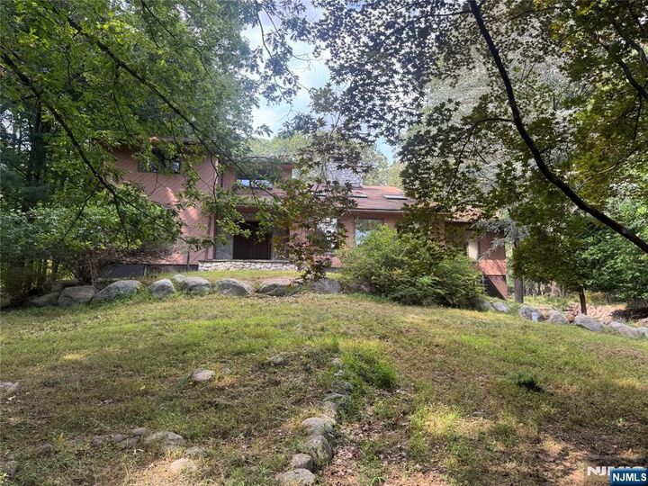 Property Photo:  724 Tall Oaks Court  NJ 07417 