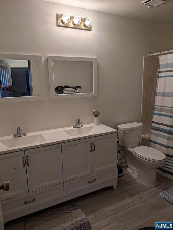 Property Photo:  54 Fox Run Drive 25  NJ 07631 