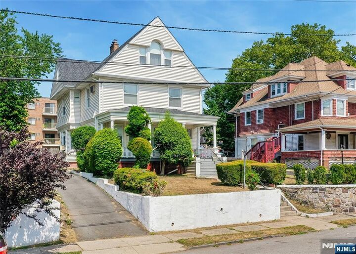 Property Photo:  240 Hamilton Place  NJ 07601 