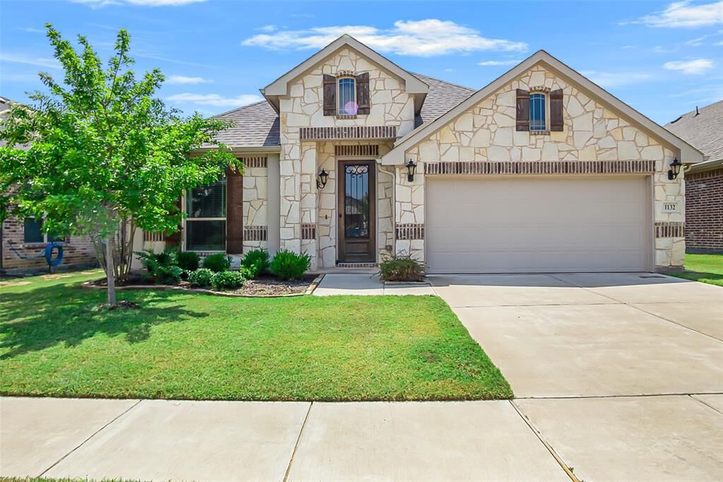 Property Photo: 1132 Snowy Owl Drive TX 76009