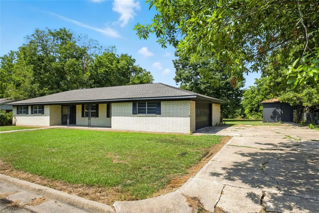 Property Photo: 115 Horseshoe Drive TX 75432