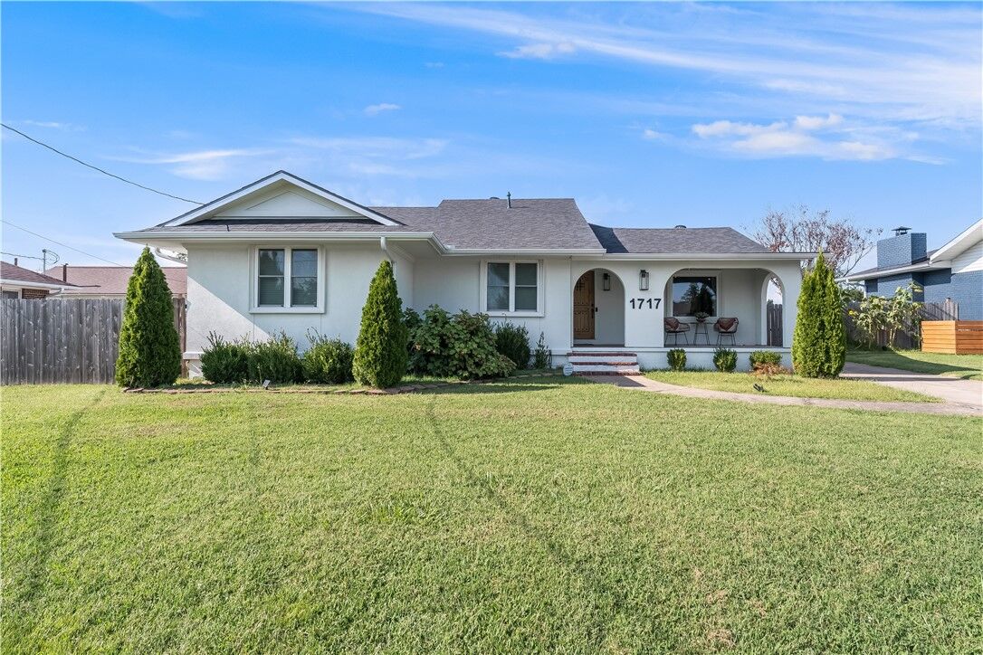 Property Photo: 1717 W Poplar Street AR 72758