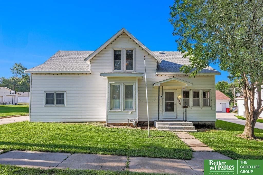 Property Photo: 304 Vine Street NE 68073