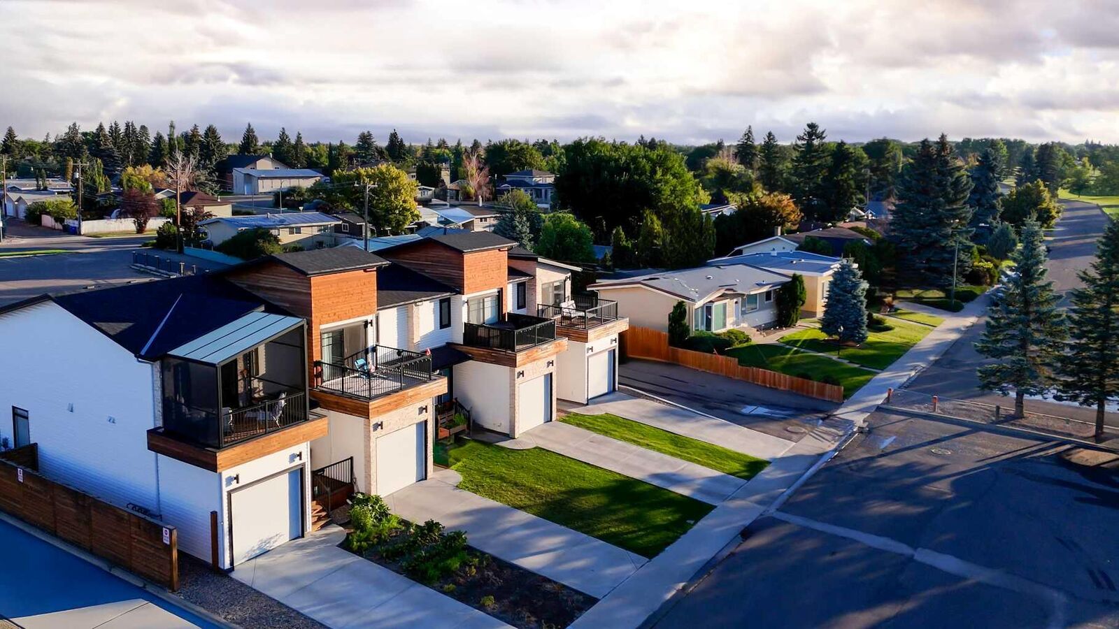 Property Photo: 2829 Lakeview Drive S 4 AB T1K 3G2