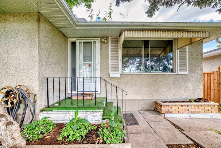 Property Photo:  2208 47 Street SE  AB T2B 1L6 
