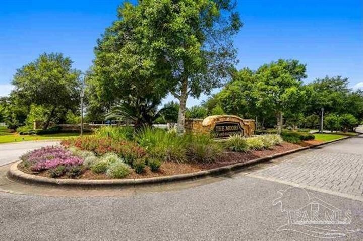 Property Photo: 5692 Highland Lake Dr FL 32583