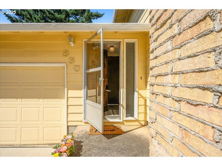 Property Photo: 860 NE 14th Ave OR 97013