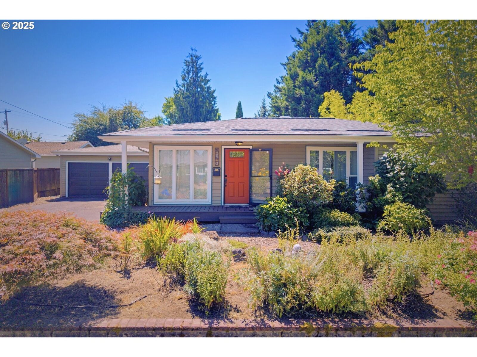 Property Photo: 10940 NE Knott St OR 97220