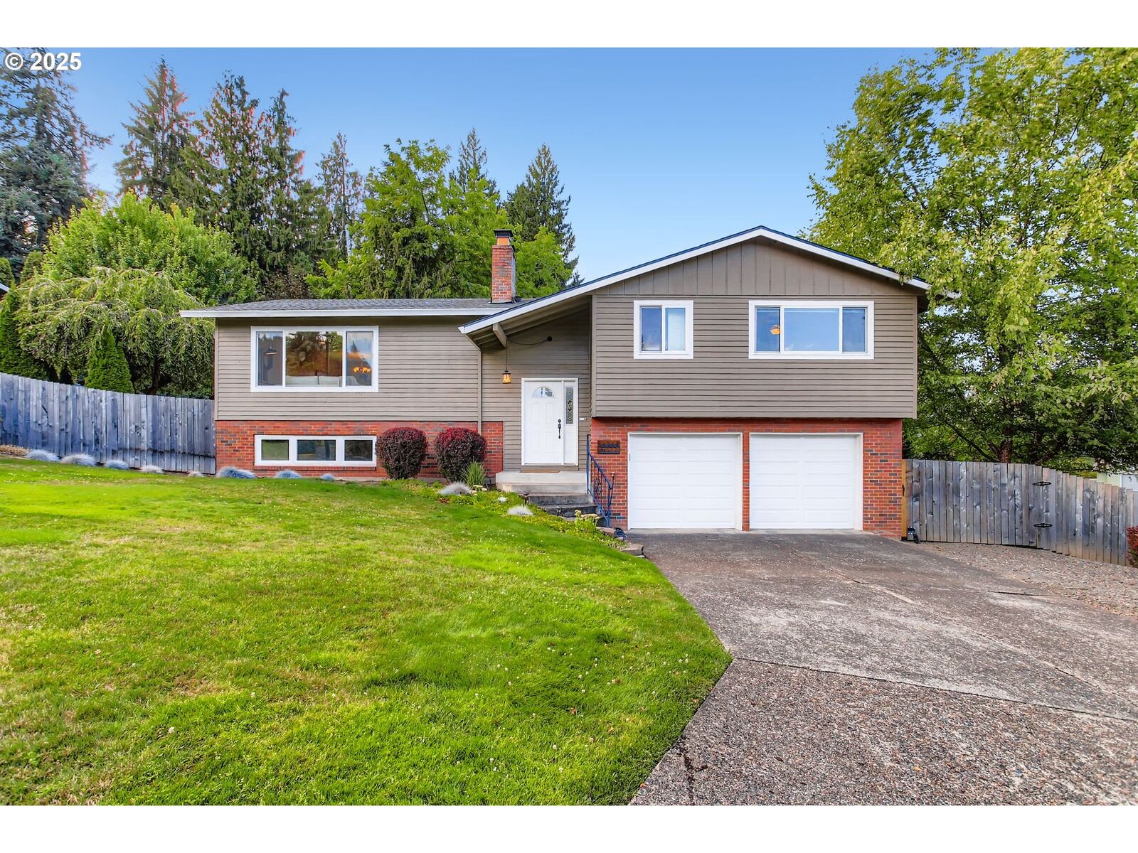 Property Photo:  6022 SE Alder Hill Loop  OR 97267 