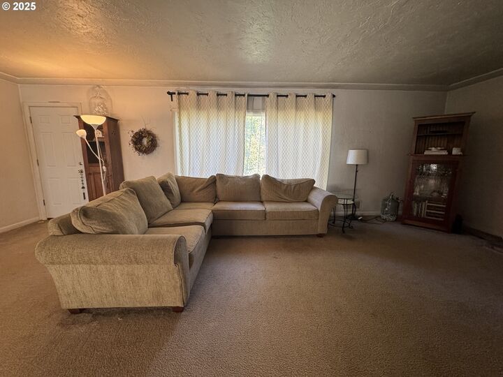 Property Photo:  3030 Doughton St  OR 97302 