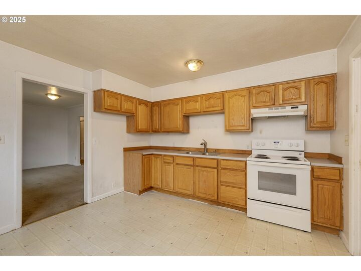 Property Photo: 3030 Doughton St OR 97302