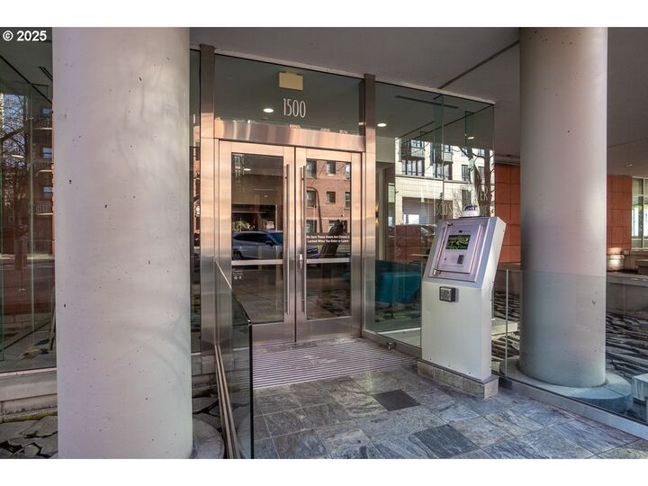 Property Photo:  1500 SW 11th Ave 205  OR 97201 