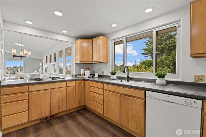 Property Photo: 2819 W McGraw Street WA 98199