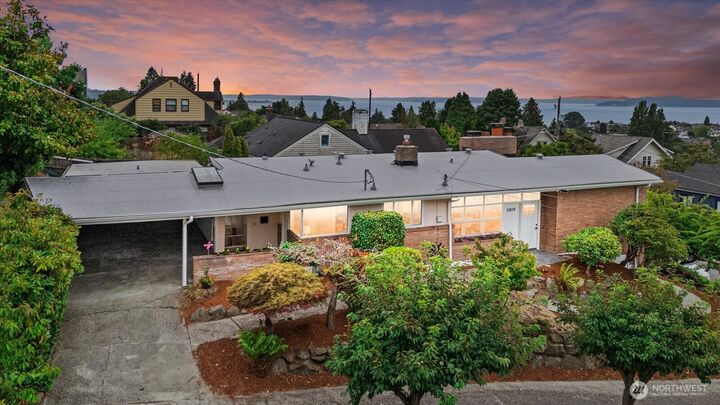 Property Photo: 2819 W McGraw Street WA 98199