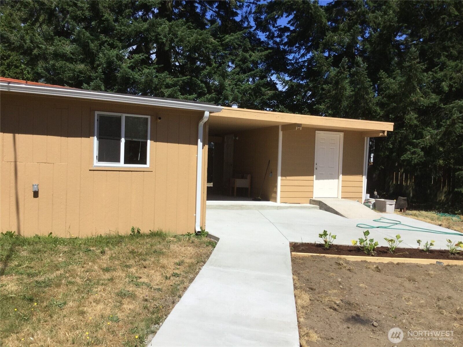 Property Photo:  801  Pecks Drive B  WA 98201 