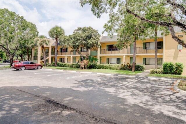 Property Photo:  1104 Meadows Circle  FL 33436 