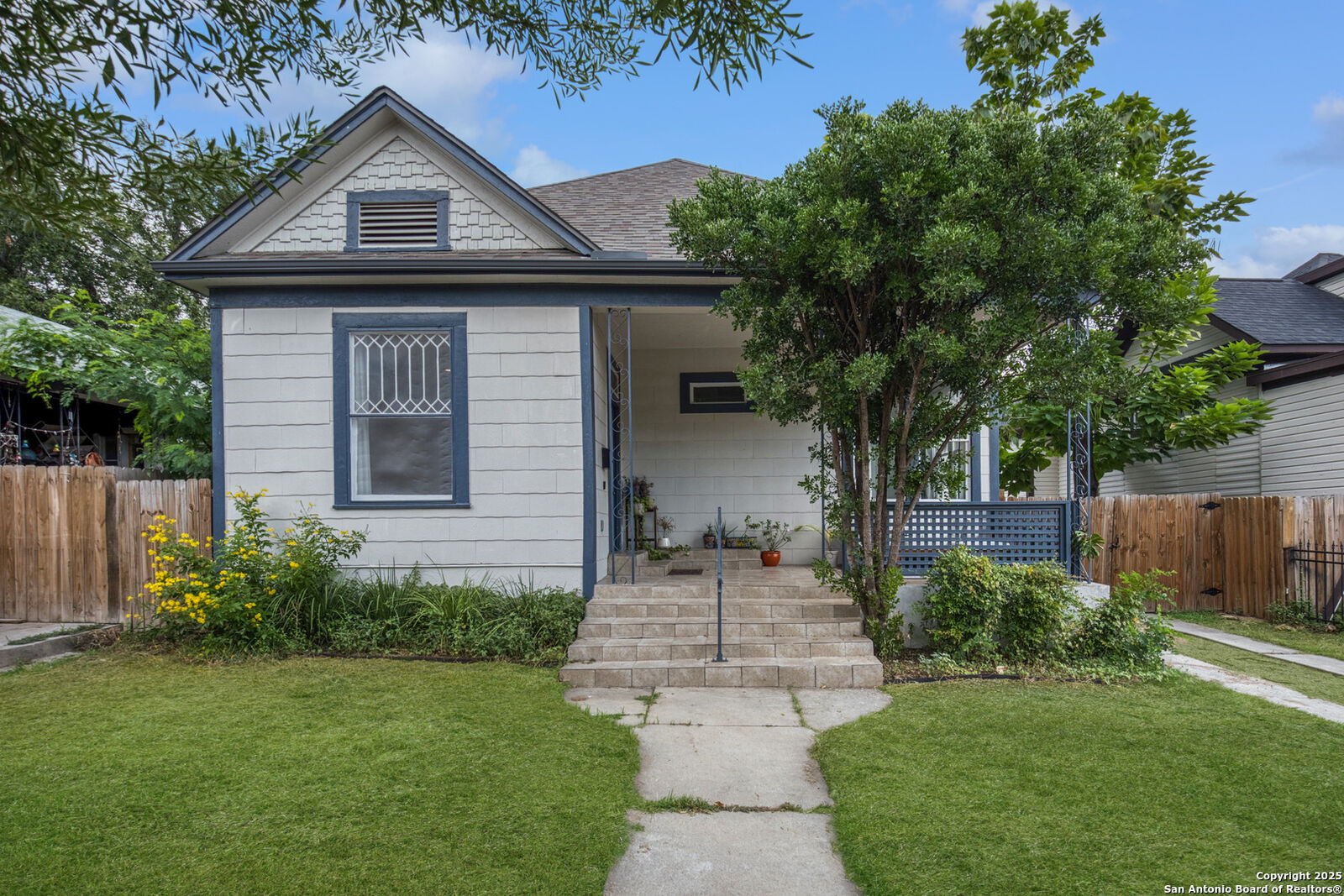 Property Photo:  509 W Mistletoe Ave  TX 78212 