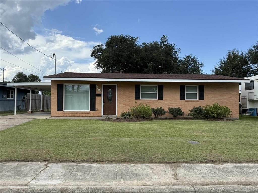 Property Photo:  1309 Cactus  LA 70607