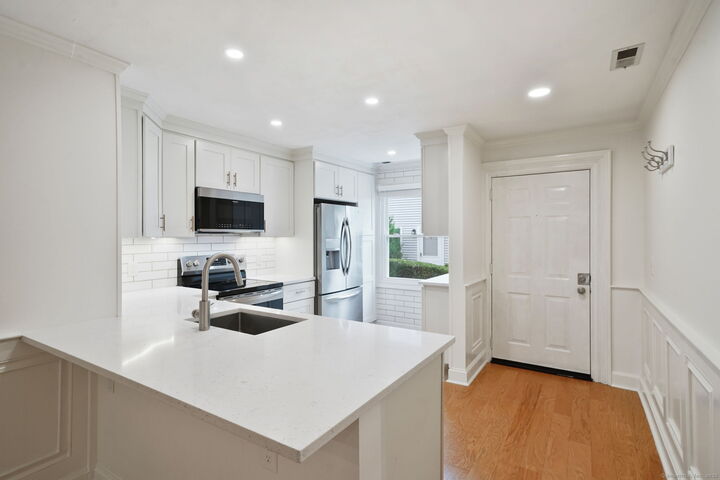 Property Photo:  1 Wolfpit Avenue Apt 13  CT 06851 