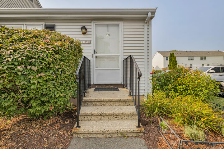 Property Photo:  19 Stonecress Lane 19  CT 06033 