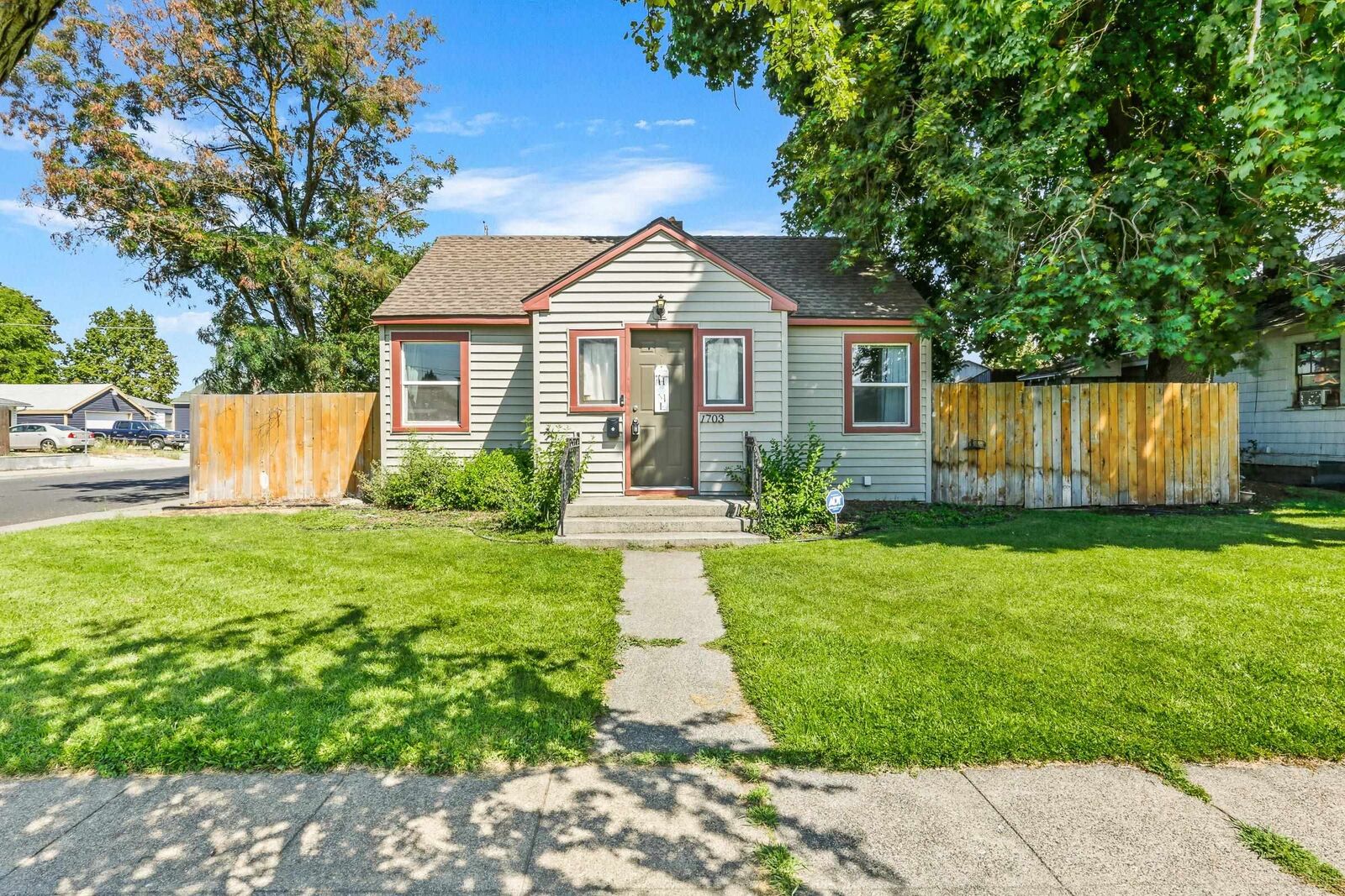 Property Photo:  1703 E Broad Ave  WA 99207 