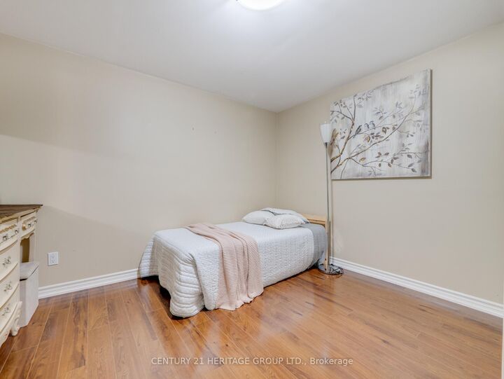 Property Photo:  97 Allingham Gardens S  ON M3H 1X9 