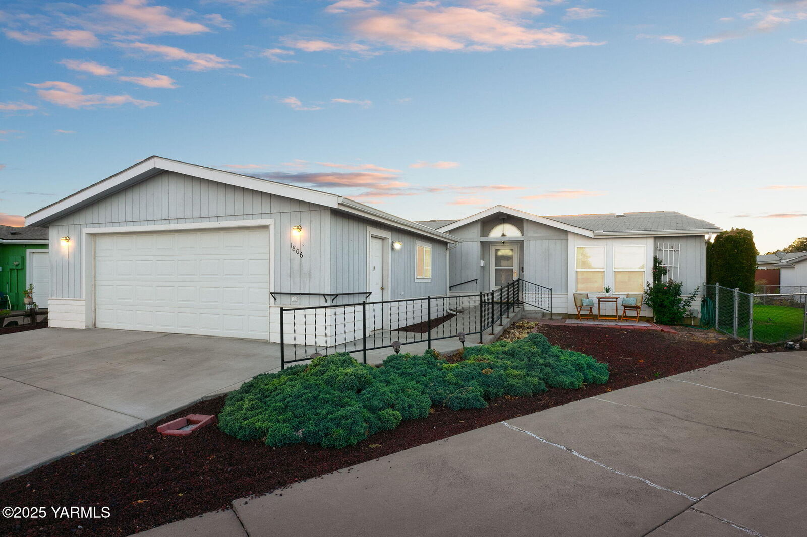 Property Photo:  1806 Magnolia Ct  WA 98908 