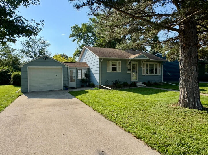 Property Photo:  810 S Merton St  SD 57401 