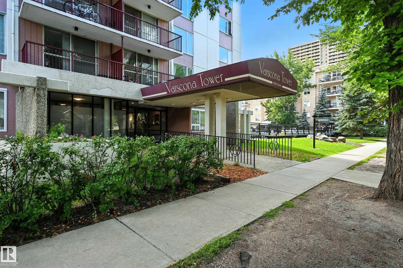 Property Photo:  11007 83 Avenue NW 404  AB T6G 0T9 