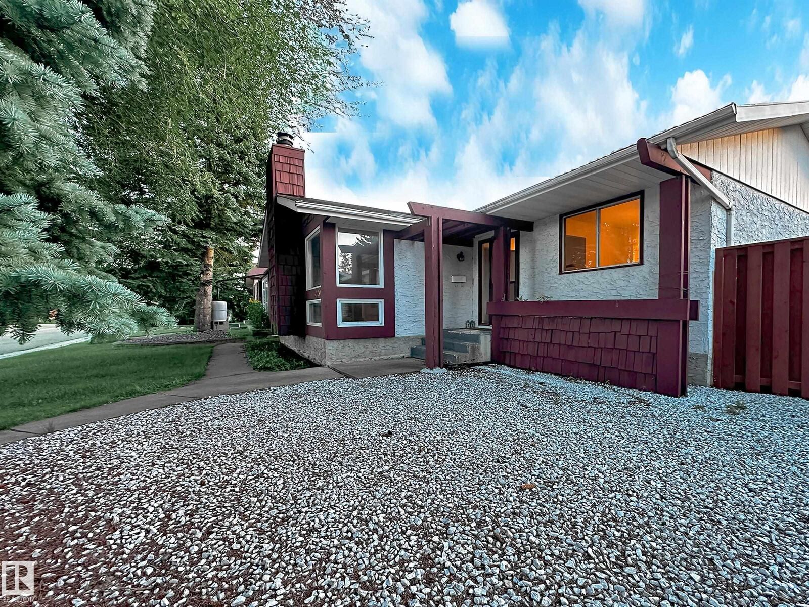 Property Photo:  3220 114 Street NW  AB T6J 3H6 