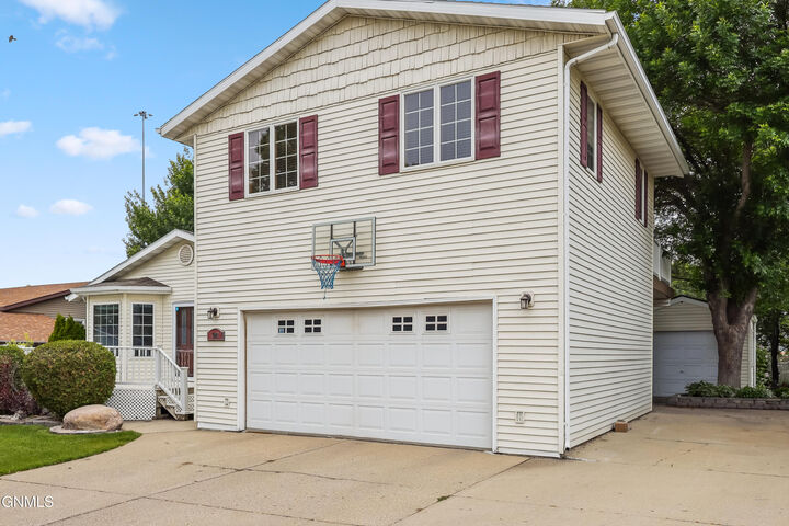 Property Photo:  1002 Turnpike Avenue E  ND 58501 