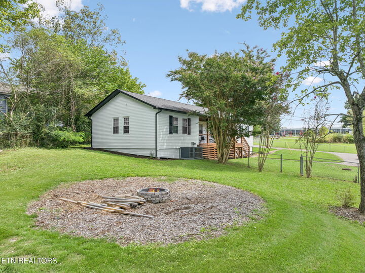 Property Photo:  215 Jefferson Ave Ave  TN 37830 