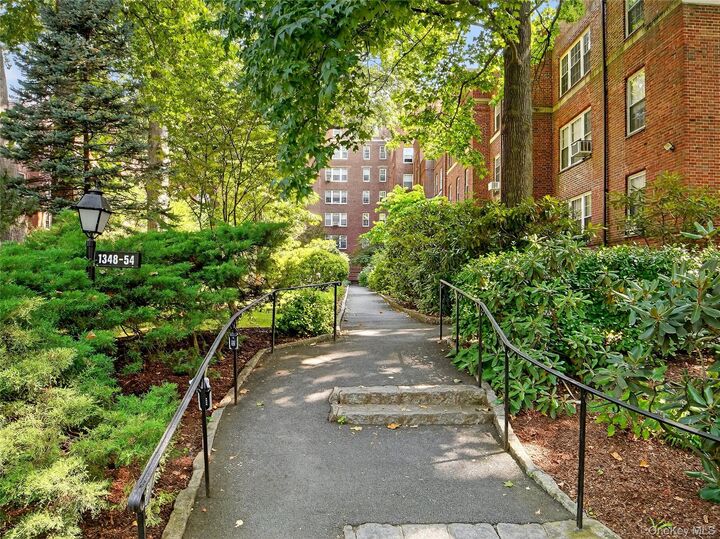 Property Photo:  1348 Midland Avenue 5M  NY 10708 