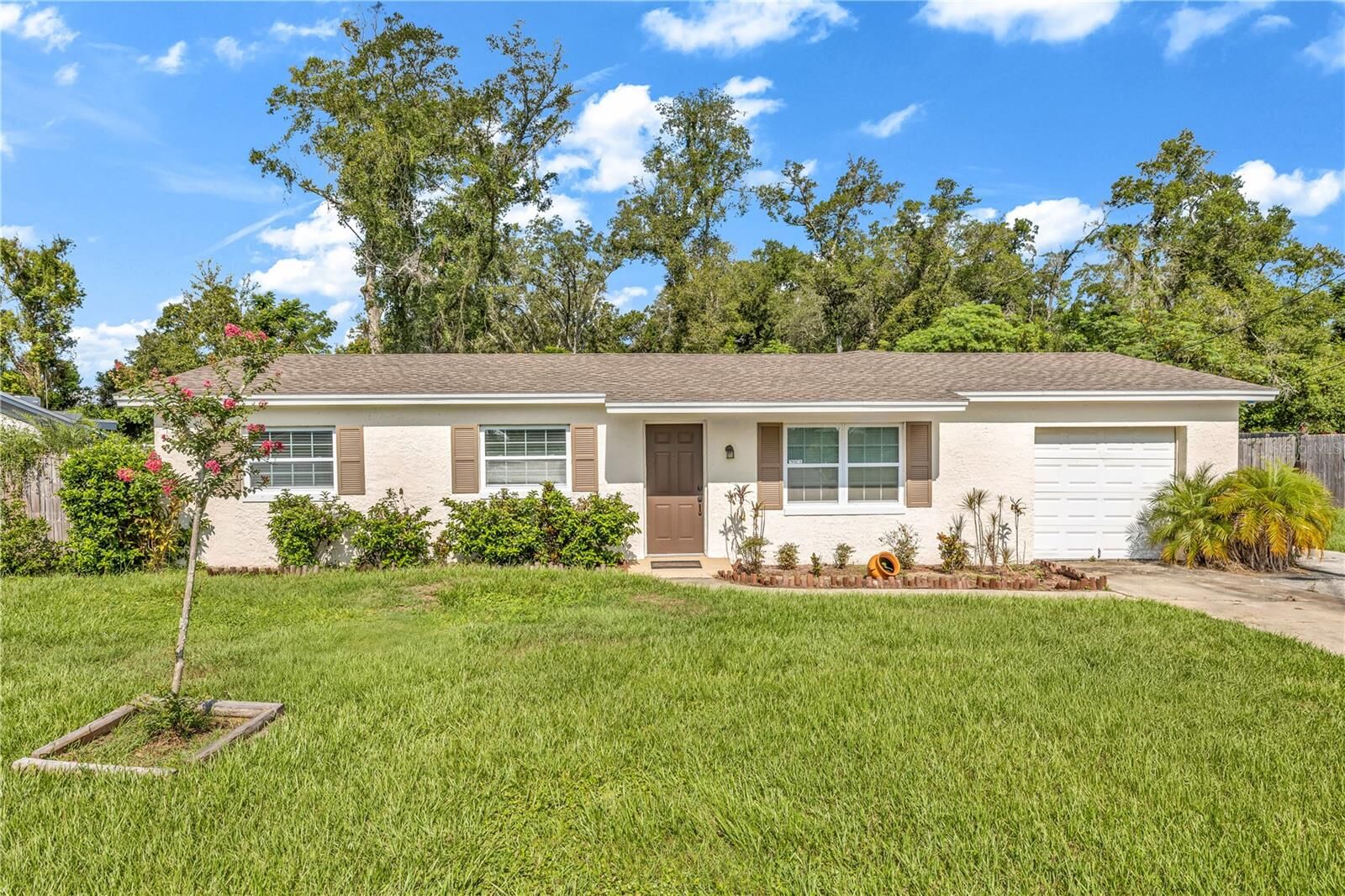 Property Photo: 5326 Metro Drive FL 32818