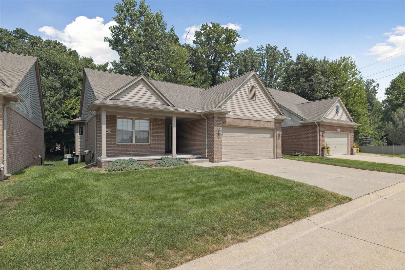 Property Photo: 13689 Ridgepoint Dr Drive MI 48313