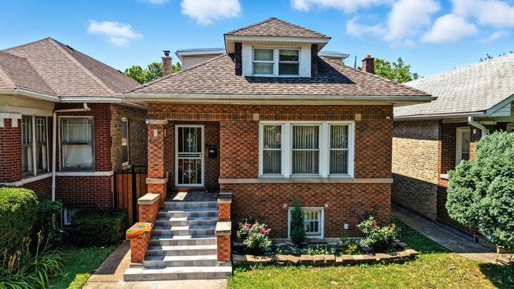 Property Photo: 5242 N Kimball Avenue IL 60625