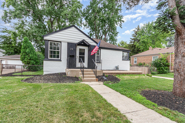 Property Photo:  24 Hiawatha Drive  IL 60514 