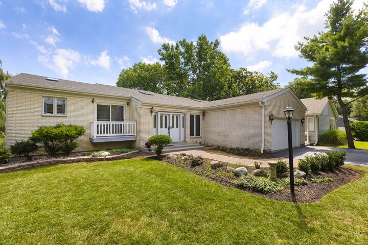 Property Photo: 2027 Alta Vista Drive IL 60087