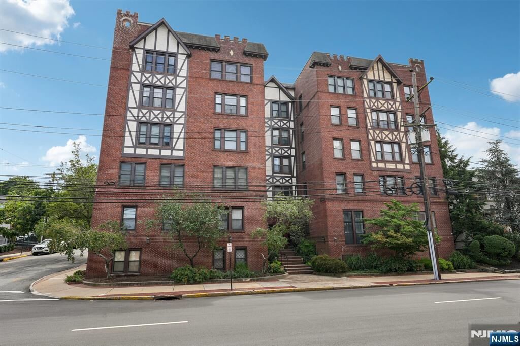 Property Photo:  109 N Grand Avenue 4A  NJ 07631 